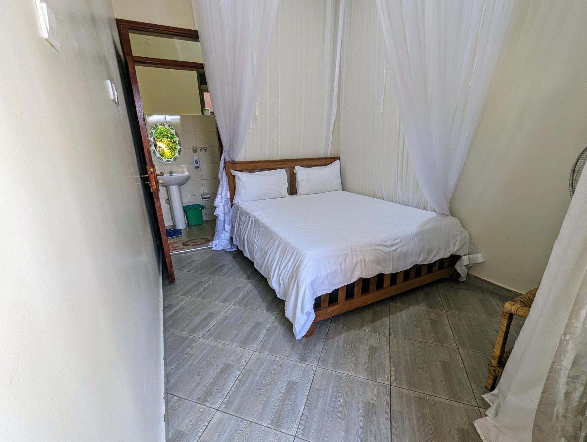 Oslo Gardens Bed & Breakfast Entebbe Extérieur photo